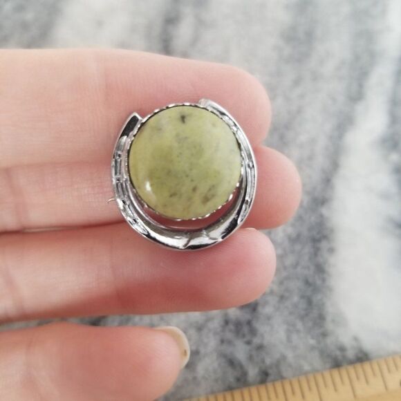 Vintage Mizpah CMP Lucky Horseshoe and Green Stone Brooch, Lapel Pin Silver Tone - Picture 1 of 6